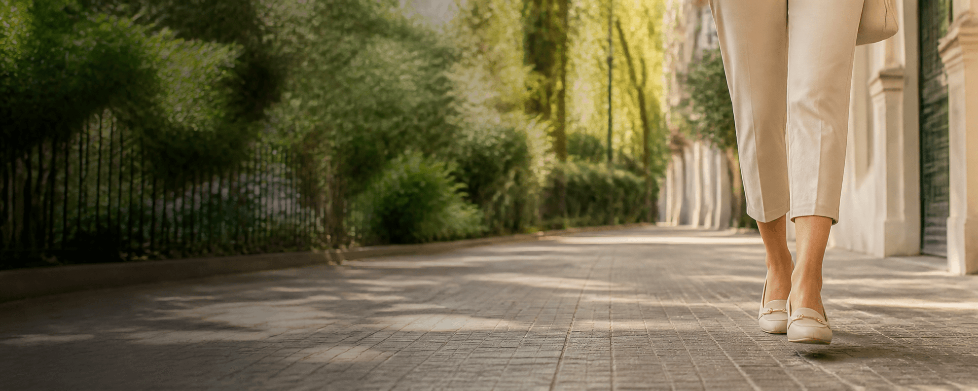 Persona caminando con comodidad al aire libre